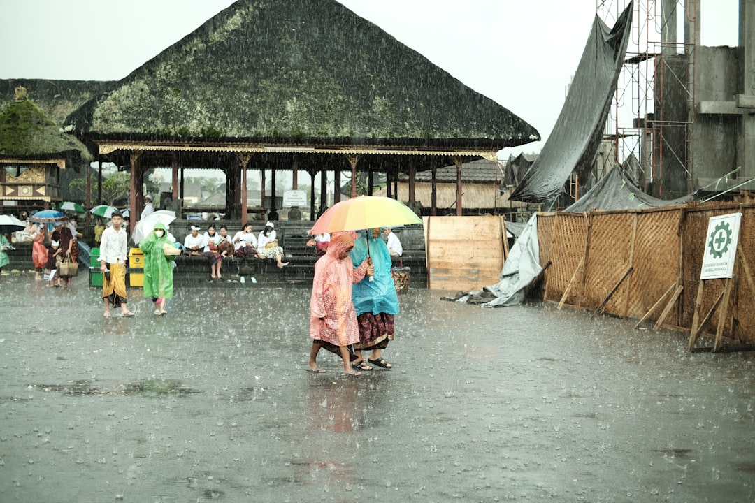 découvrez la saison des pluies à bali : conseils, activités adaptées et meilleures périodes pour profiter malgré la pluie.