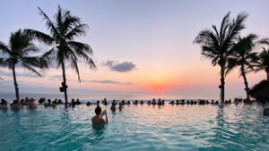 découvrez seminyak, une destination prisée à bali connue pour ses plages magnifiques, ses restaurants tendance et sa vie nocturne animée.